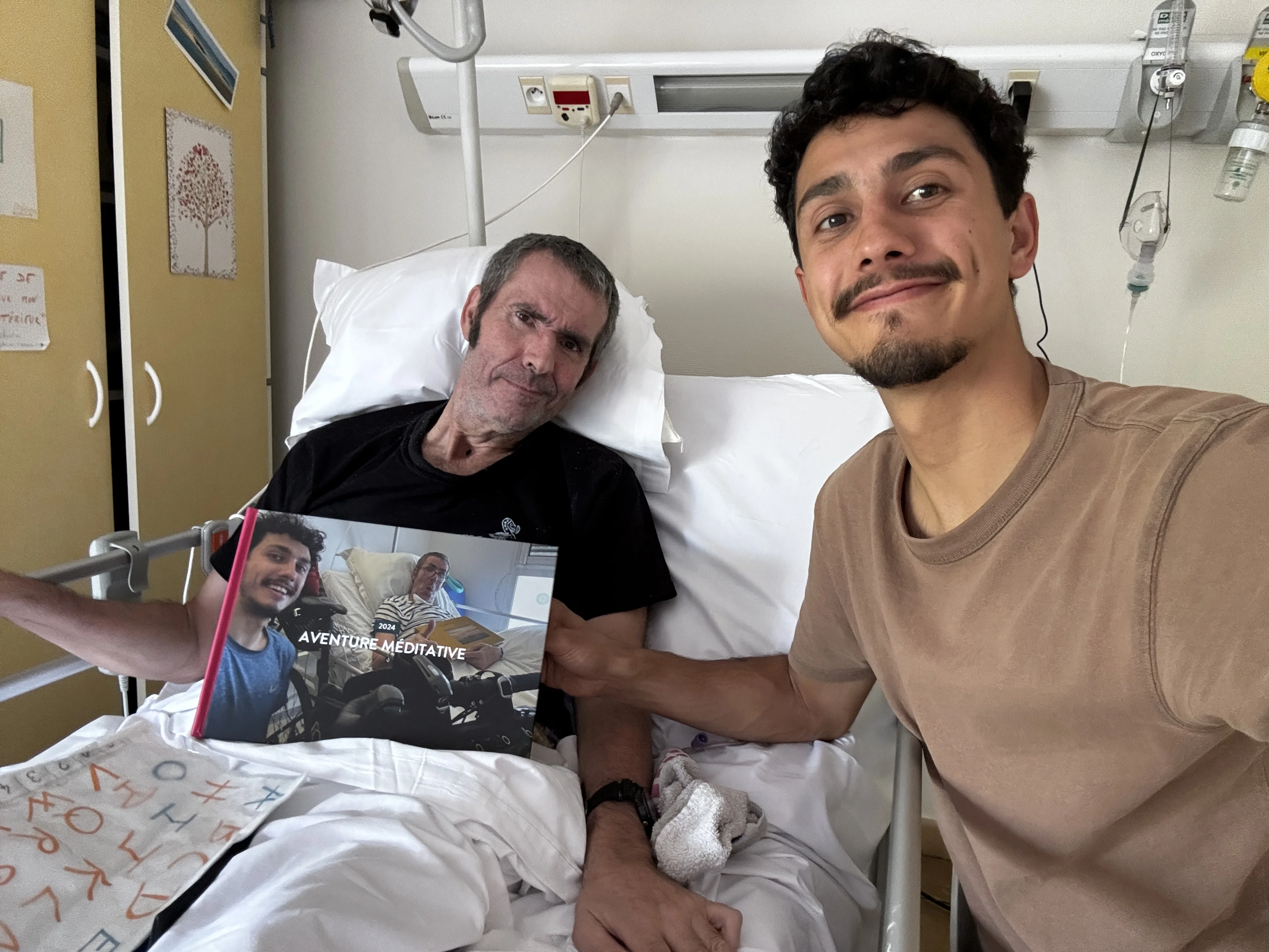 Avec papa dans sa chambre d'hôpital